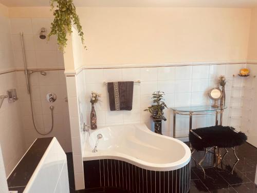 eine Badewanne im Bad mit Dusche in der Unterkunft Haus Bohle in Dornbirn