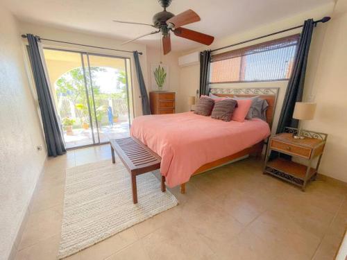 3 Bed 4 bath Ocean View with Heated Pool. في El Pueblito: غرفة نوم بسرير ونافذة كبيرة