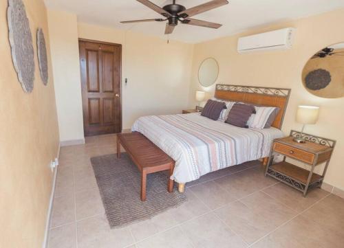 Ένα ή περισσότερα κρεβάτια σε δωμάτιο στο 3 Bed 4 bath Ocean View with Heated Pool.