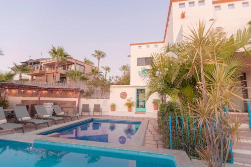 El Pueblito的住宿－3 Bed 4 bath Ocean View with Heated Pool.，一座带游泳池和房子的别墅