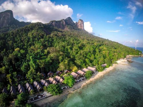 una vista aerea di un resort su un'isola tropicale di Tunamaya Beach & Spa Resort Tioman Island a Isola di Tioman