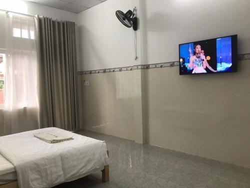 a hospital room with a tv on the wall at Phuong Ngan Guesthouse in Bao Loc