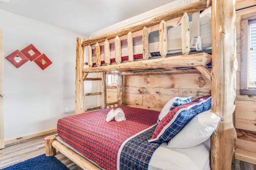 Postel nebo postele na pokoji v ubytování Knotty Pine Escape