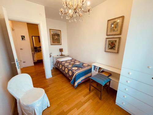 イェーゾロにあるApp4rent Family Apartment 3 camere, 2 bagni, Wi-Fi, animali ammessiのベッドルーム1室(ベッド1台、デスク、椅子付)
