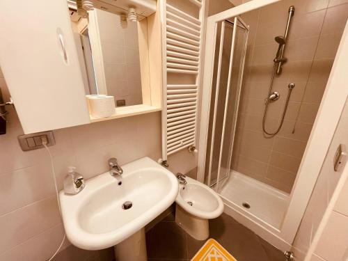 a bathroom with a sink and a shower at App4rent Family Apartment 3 camere, 2 bagni, Wi-Fi, animali ammessi in Jesolo