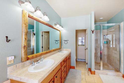 克雷斯特德比特的住宿－Snowmass Haven，一间带两个盥洗盆和淋浴的浴室