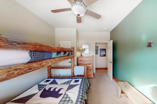 ein Schlafzimmer mit einem Etagenbett und einem Deckenventilator in der Unterkunft Snowmass Haven in Crested Butte