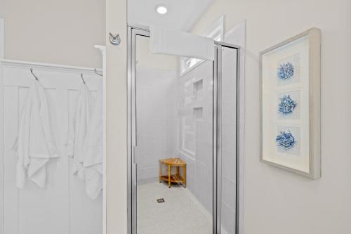 W łazience znajduje się prysznic ze szklanymi drzwiami. w obiekcie Presleys Place w mieście Beaufort