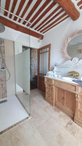 une salle de bain avec une douche en verre et un lavabo dans l'établissement Mas provençal, à Sarrians