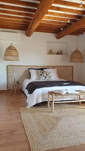 une chambre avec un grand lit et un tapis dans l'établissement Mas provençal, à Sarrians