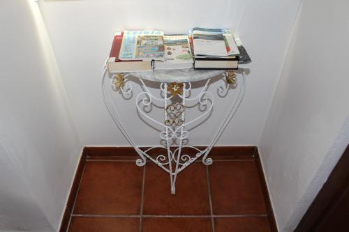 a table with books on top of it in a room at Refugio da Ti Maria in Batalha