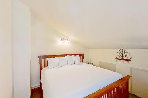 a bedroom with a large white bed with white pillows at Lake Chelan Shores The Lake Escape 3 1 in Chelan