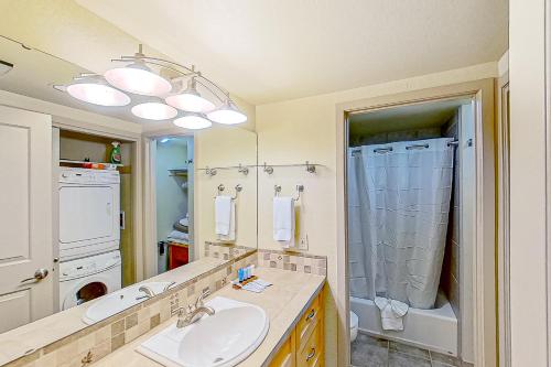 uma casa de banho com um lavatório e um chuveiro em Lake Chelan Shores The Lake Escape 3 1 em Chelan