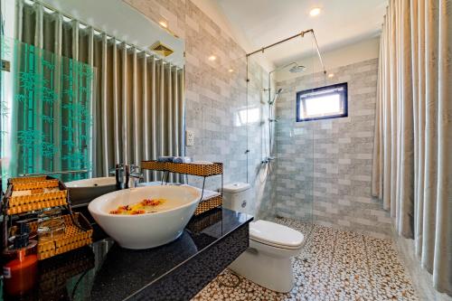 ホイアンにあるHoi An Heart hostel Villaのバスルーム(洗面台、トイレ、シャワー付)