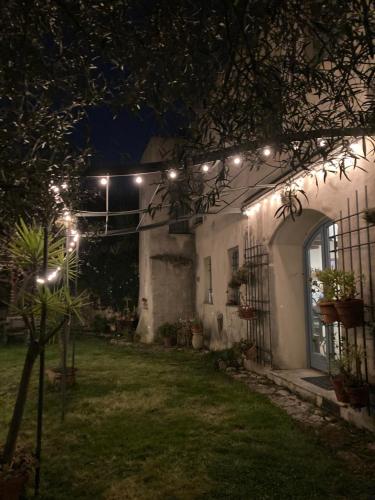 Casa Olivia Lacremà في فينالي ليغوري: منزل به أضواء في الفناء ليلا