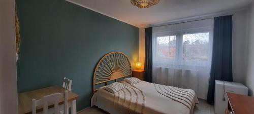 ステグナにあるPokoje u Stasiの小さなベッドルーム(ベッド1台、窓付)