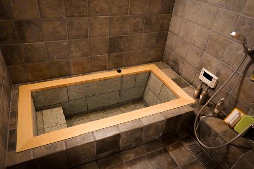 La salle de bains est pourvue d'une douche. dans l'établissement 古民家オーベルジュmocca, à Kokuryō