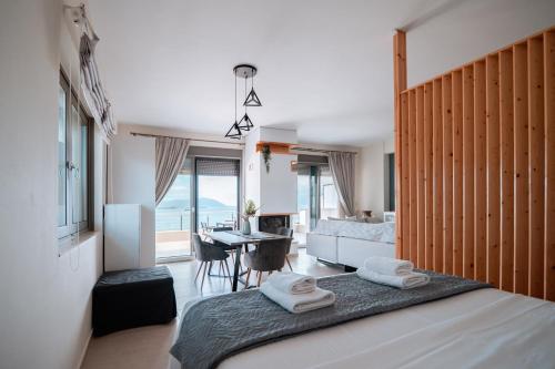 1 dormitorio con 1 cama con 2 toallas en Villa Athina, en Preveza