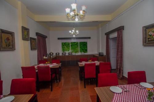 En restaurant eller et andet spisested på Central Gleneagles Heritage Resort Former Bungalow of Ex-TATA Chairman Russi Mody The Mall Road Darjeeling