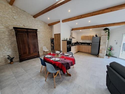 Zdjęcie z galerii obiektu Rudelle maison Jacuzzi et piscine privé w mieście Thénac