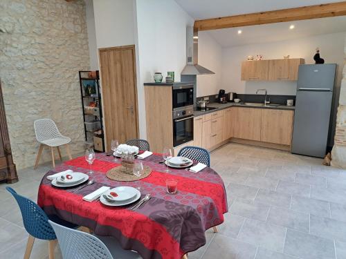 Zdjęcie z galerii obiektu Rudelle maison Jacuzzi et piscine privé w mieście Thénac