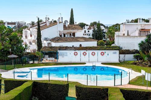 Piscina de la sau aproape de Andalusian Elegance apartment in El Paraiso with 360 views over Sea and Mountains
