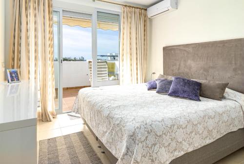 Posteľ alebo postele v izbe v ubytovaní Andalusian Elegance apartment in El Paraiso with 360 views over Sea and Mountains