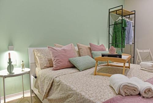 1 dormitorio con cama con almohadas y espejo en Labriola House en Avola