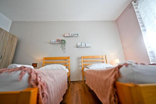 een kamer met 2 bedden in een kamer bij Apartment Old Town in Zadar