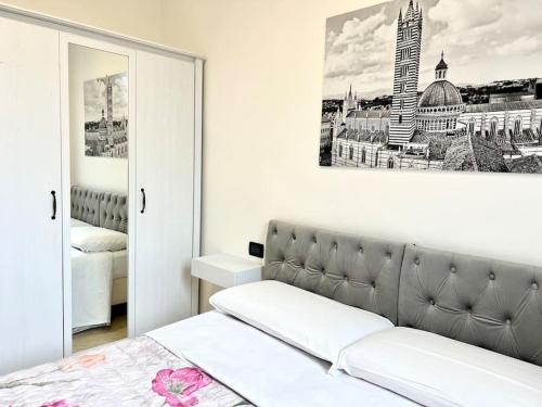 a bedroom with a bed and a mirror at ComfySpot in Rosia