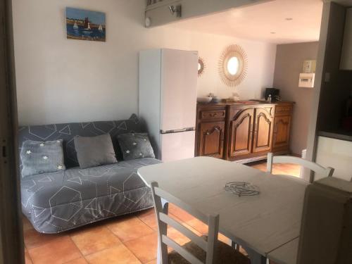 un salon avec un canapé et une table dans l'établissement La st Cecile, à Camiers