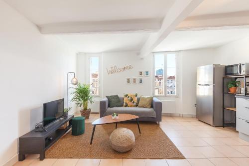 un salon avec un canapé et une télévision dans l'établissement Charmant Dupleix,toit terrasse, à Toulon