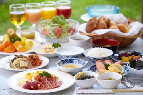 una mesa cubierta con platos de comida y bebida en Pacific Hotel Okinawa, en Naha