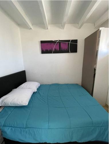 - une chambre avec un lit bleu dans l'établissement Appartement Front de Mer à Saint Pierre La Mer 4PAR14, à Saint Pierre La Mer