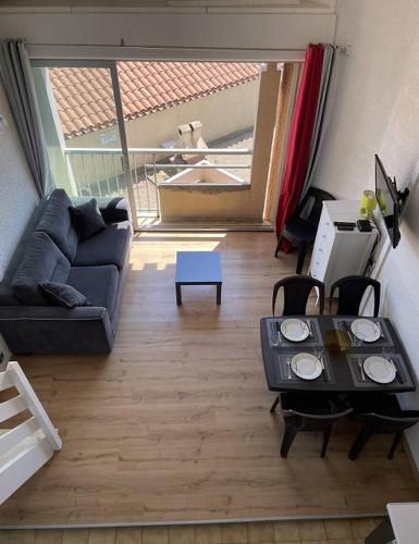 un salon avec un canapé et une table dans l'établissement Appartement Front de Mer à Saint Pierre La Mer 4PAR14, à Saint Pierre La Mer