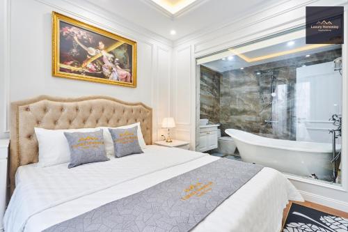 Tempat tidur dalam kamar di Luxury Homestay Vinhomes Dragonbay Hạ Long