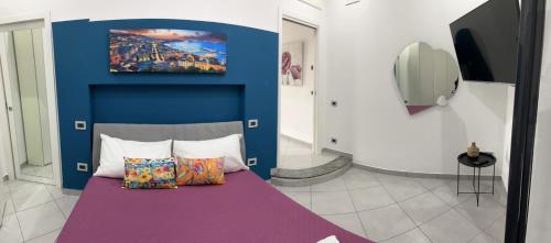 Habitación con cama con pared azul en Martina House, en Afragola
