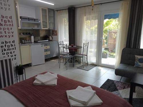 Habitación con cama y cocina con mesa en Cinege Apartman en Felsőpáhok