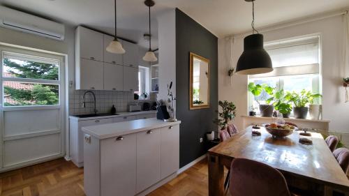Charming Cottage w Terrace