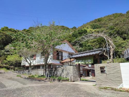 a house on the side of a mountain at はこにわ｜田舎暮らしが体験できる宿 in Kushimoto