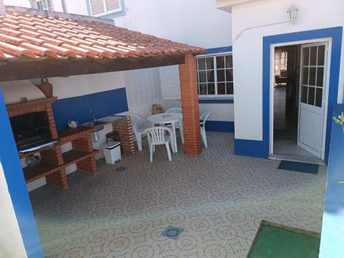 a room with a table and a dining room at Alojamento local Família Coelho in Quinta do Conde