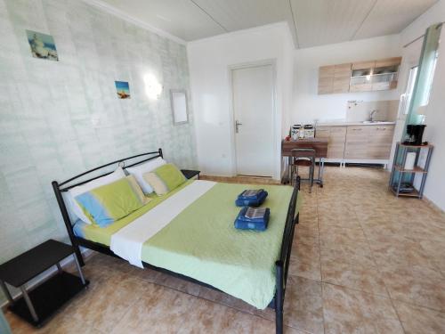 アルハンゲロスにある"Sunrise Stegna" 1の大きなベッドとキッチンのある寝室