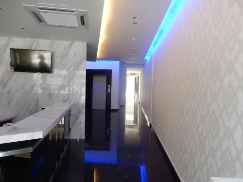 une salle de bains avec des lumières bleues sur un mur dans l'établissement Signature Hotel @ Bangsar South, à Kuala Lumpur