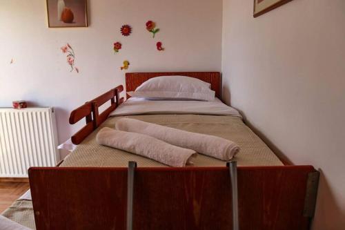 1 cama con 2 almohadas en una habitación en Nice house in Euboea, en Politiká