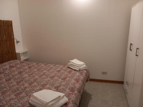 um quarto com uma cama com toalhas dobráveis em Casa del Vento em Lipari