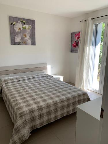 リド・ディ・イエゾロにあるAppartment Sunsetの白いベッドルーム(ベッド1台、プライド毛布付)