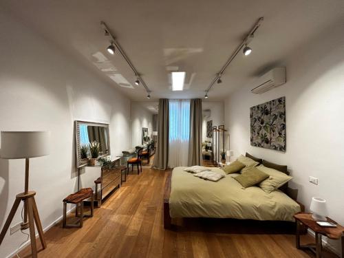 sypialnia z łóżkiem i biurkiem w obiekcie Interno4home: In centro storico con posto auto w mieście Ferrara