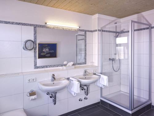 a bathroom with two sinks and a shower at Schloss-Gasthof Sonne in Isny im Allgäu