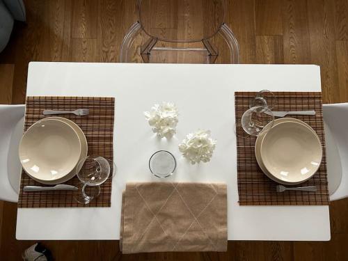 a table with two sinks and two mirrors at Interno4home: In centro storico con posto auto in Ferrara