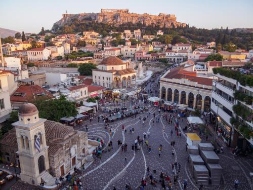 une vue aérienne sur une rue d'une ville dans l'établissement Экскурсии в Афинах Гид Афины, à Athènes
